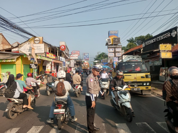 Fhoto : Polantas mengatur lalulintas agar tertib 