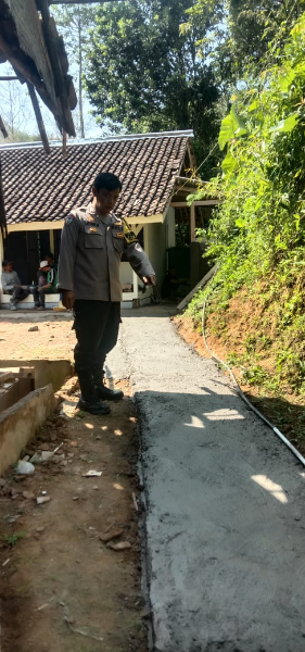 Potret Bhabinkamtibas Yang Membanguan Madrasah dari Uang Sendiri