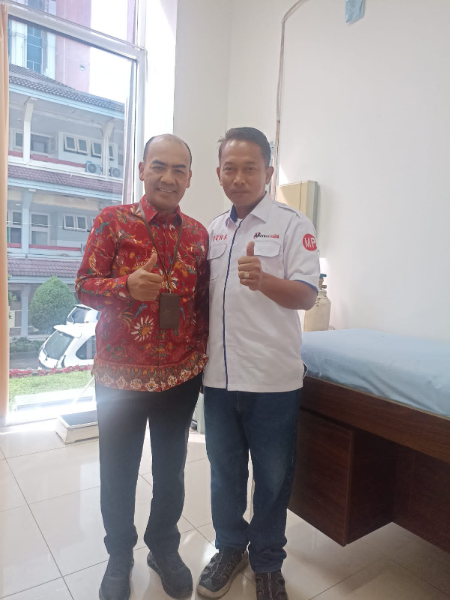 Fhoto  : Direktur Utama RSUP H. Adam Malik dr. Zainal Safri, M.Ked(PD), Sp.PD-KKV, Sp.JP(K) bersama Ketua 𝘿𝙋𝘿 𝙎𝙋𝙍𝙄 𝙎𝙐𝙈𝙐𝙏 (Serikat Pers Republik Indonesia) sekaligus Pimpinan/ Owner Media Pendamping News & Metropos 24, 𝘽𝙪𝙧𝙟𝙪 𝙎𝙞𝙢𝙖𝙩𝙪𝙥𝙖𝙣𝙜, 𝙎𝙏.𝙎𝙃.