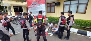 https://gardatipikornews.com.adhyaksanews.com/tingkatkan-mental-dan-spiritual-puluhan-polisi-dan-asn-di-sukabumi-ikuti-binrohtal-rutin