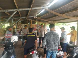 https://gardatipikornews.com.adhyaksanews.com/bukti-nyata-peduli-lingkungan-pemerintah-desa-cipaeh-kecamatan-gunung-kaler-giat-gotong-royong-bersihkan-jalanan-bersama-warganya