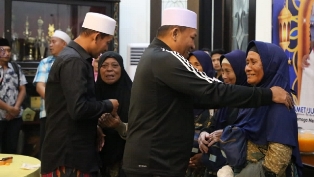 https://gardatipikornews.com.adhyaksanews.com/isak-tangis-keluarga-dan-para-sahabat-saat-mobil-ambulan-persaudaraan-aceh-seranto-tiba-dirumah-duka