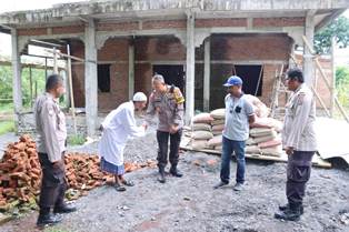 https://gardatipikornews.com.adhyaksanews.com/babinsa-desa-cicareuh-cek-pohon-jati-yang-tumbang-dan-menimpa-sdn-pasirlangkap