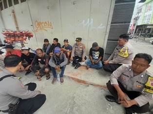 https://gardatipikornews.com.adhyaksanews.com/gencarkan-upaya-preemtif-polres-sukabumi-kota-sebar-brosur-imbauan-di-ops-keselamatan