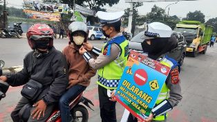 https://gardatipikornews.com.adhyaksanews.com/panit-lantas-polsek-sukaraja-polres-sukabumi-kota-aiptu-nadi-sosialisasikan-operasi-zebra-lodaya-tahun-2023-kepada-sopir-angkot