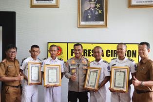 https://gardatipikornews.com.adhyaksanews.com/17-polisi-berprestasi-dan-seorang-warga-sukabumi-raih-penghargaan-dari-kapolres