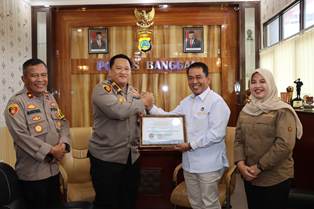 https://gardatipikornews.com.adhyaksanews.com/bentuk-kepedulian-bhabinkamtibmas-polsek-toili-beri-bantuan-kepada-korban-kebakaran