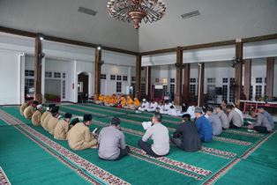 https://gardatipikornews.com.adhyaksanews.com/perkuat-sinergitas-polisi-dan-tni-di-sukabumi-gelar-apel-bersama