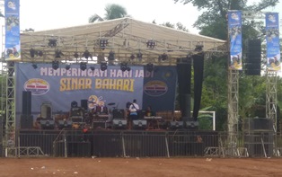 https://gardatipikornews.com.adhyaksanews.com/pemkab-bandung-berikan-uang-kadeudeuh-sebesar-28-milyar-rupiahkepada-para-atlet-dan-pelatih-yang-berprestasi