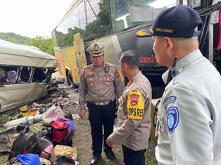 https://gardatipikornews.com.adhyaksanews.com/satlantas-polres-ksb-langsung-ke-tkp-terjadi-lakalantas-travel-vs-bus-surabaya-indah