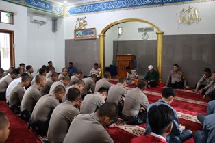 https://gardatipikornews.com.adhyaksanews.com/munir-blangkon-ijo-yang-santri-pengusaha-sekaligus-politisi-muda