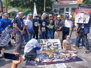 https://gardatipikornews.com.adhyaksanews.com/tes-wawancara-calon-anggota-pengawas-kelurahan-desa-kecamatan-ciseeng-kabupaten-bogor-berlangsung-tanpa-kendala