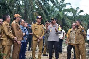 https://gardatipikornews.com.adhyaksanews.com/giat-sinergitas-tni-polri-dan-perangkat-desa-wilayah-hukum-polsek-caringin-sambangi-pasar-tohaga-jaga-kamtibmas-dan-beri-himbauan-kepada-pedagang-untuk-tidak-segan-melaporkan-apabila-ada-tindakan-krim