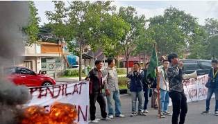 https://gardatipikornews.com.adhyaksanews.com/kabid-sma-drsjoko-edi-purwanto-disdik-sumsel-jadi-tersangka-korupsi-proyek-gedung-di-kabupaten-oku-selatan