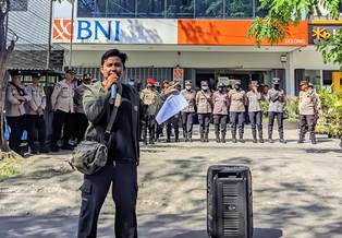 https://gardatipikornews.com.adhyaksanews.com/anggota-piket-polsek-cibadak-aiptu-agus-tiarno-selamatkan-seorang-anak-yang-nyaris-terserempet-kendaraan-di-depan-mapolsek-cibadak-polres-sukabumi