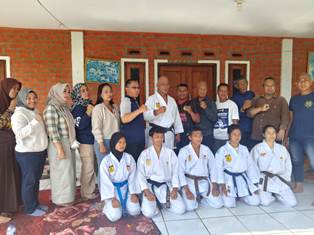 https://gardatipikornews.com.adhyaksanews.com/menjelang-pilkada-2024-satbinmas-polres-lotim-perkuat-sinegritas-3-pilar