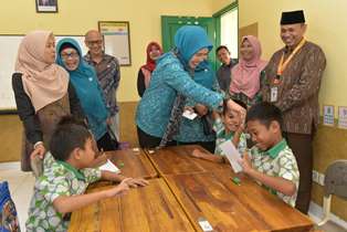 https://gardatipikornews.com.adhyaksanews.com/kunjungi-warga-penerima-bantuan-rtlh-dandim-1615-lotim-program-tmmd-ke-121-bentuk-kepedulian-tni-kepada-masyarakat