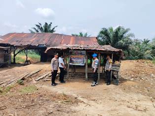 https://gardatipikornews.com.adhyaksanews.com/tersentuh-dengan-berita-nasib-nelayan-desa-loji-kapolres-sukabumi-laksanakan-bakti-sosial