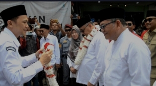 https://gardatipikornews.com.adhyaksanews.com/hari-pertama-pendaftaran-kpud-labura-terima-berkas-pendaftaran-pasangan-dr-hendri-yanto-sitorus-dan-pasangannya-dr-syamsul-tanjung