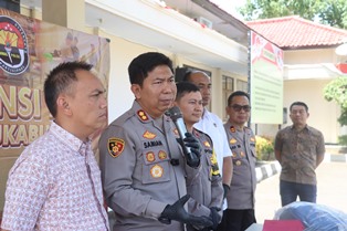 https://gardatipikornews.com.adhyaksanews.com/pendaftaran-pilkada-gubernur-dan-walikota-kendari-pemuda-puuwatu-sesalkan-sampah-berserahkan