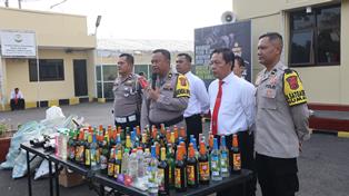 https://gardatipikornews.com.adhyaksanews.com/sebanyak-23-anggota-polres-sukabumi-diberi-penghargaan-atas-keberhasilannya-ungkap-kasus-kekerasan-terhadap-anak