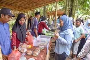 https://gardatipikornews.com.adhyaksanews.com/kuasa-hukum-kritik-upaya-alihkan-kasus-mafia-tanah-ke-mabes-polri-polda-kalbar-dianggap-mampu-menyelesaikan