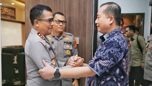 https://gardatipikornews.com.adhyaksanews.com/kapolda-sumsel-bersama-pangdam-ii-sriwijaya-dan-pj-gubernur-sumsel-danrem-044-gapo-opd-pemprop-sumsel-menjemput-menteri-koordinator-pangan-beserta-rombongan-di-vvip-bandara-smb-ii-palembang