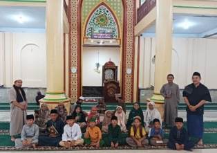https://gardatipikornews.com.adhyaksanews.com/tragis-truk-yang-bermuatan-puluhan-box-udang-terguling-hamparan-udang-berserakan-di-ruas-jalan