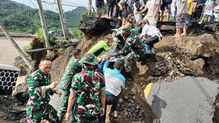 https://gardatipikornews.com.adhyaksanews.com/polres-sukabumi-evakuasi-korban-banjir-di-palabuhanratu