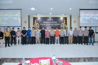 https://gardatipikornews.com.adhyaksanews.com/polsek-setu-bagikan-takjil-dan-sembako-momen-jumat-barokah-untuk-mempererat-hubungan-antara-masyarakat-dengan-polri
