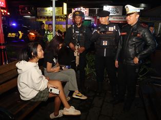 https://gardatipikornews.com.adhyaksanews.com/peduli-nelayan-dit-polairud-polda-ntb-bagikan-takjil-di-perairan-sape