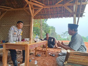 https://gardatipikornews.com.adhyaksanews.com/bhabinkamtibmas-parung-dan-babinsa-wujudkan-kebersamaan-dalam-menjaga-keamanan-warga