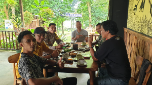 https://gardatipikornews.com.adhyaksanews.com/bhabinkamtibmas-polsek-leuwiliang-laksanakan-giat-cooling-sistem-sambang-di-desa-binaan-dan-sampaikan-himbauan-kamtibmas