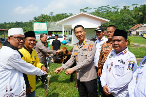https://gardatipikornews.com.adhyaksanews.com/memperingati-hari-idul-adha-1446-h-pt-indrabakti-mustika-giat-melakukan-penyerahan-hewan-qurban-di-desa-lingkar-tambang