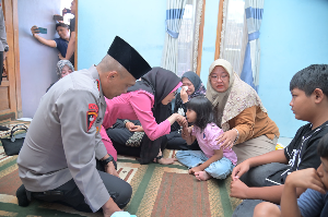 https://gardatipikornews.com.adhyaksanews.com/kapolda-jabar-ucapkan-bela-sungkawa-atas-gugurnya-satu-anggota-kepolisian-saat-bertugas-dan-2-warga-masyarakat-dalam-pesta-rakyat-di-garut