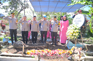 https://gardatipikornews.com.adhyaksanews.com/kapolda-jawa-barat-melayat-ke-rumah-duka-aipda-anumerta-cecep