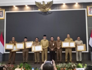 https://gardatipikornews.com.adhyaksanews.com/menyambut-acara-hut-ri-ke-80-para-pemuda-di-kampung-sukawening-desa-sukakerta-bersihkan-jalan-lingkungan