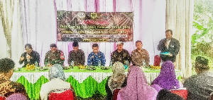 https://gardatipikornews.com.adhyaksanews.com/diiringi-rinai-gerimis-pemdes-cibeuteung-muara-salurkan-bantuan-pangan-dan-minyak-goreng-berjalan-kondusif