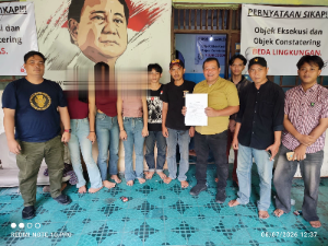 https://gardatipikornews.com.adhyaksanews.com/diduga-marak-pengisian-bbm-bersubsidi-menggunakan-jerigen-di-spbu-14293134-rengat-pertamina-dan-aph-diminta-turun-tangan