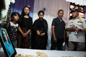 https://gardatipikornews.com.adhyaksanews.com/mendagri-salurkan-bantuan-bagi-warga-terdampak-gempa-di-pulau-palue-dorong-pemenuhan-kebutuhan-masyarakat